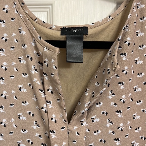 Ann Taylor large sleeveless top - Picture 2 of 6